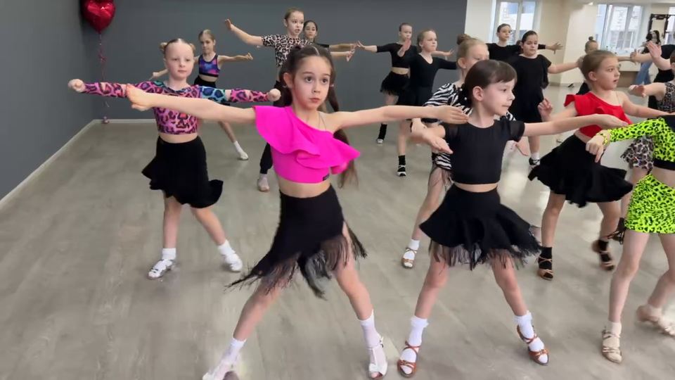 Групповая тренировка по спортивным бальным танцам