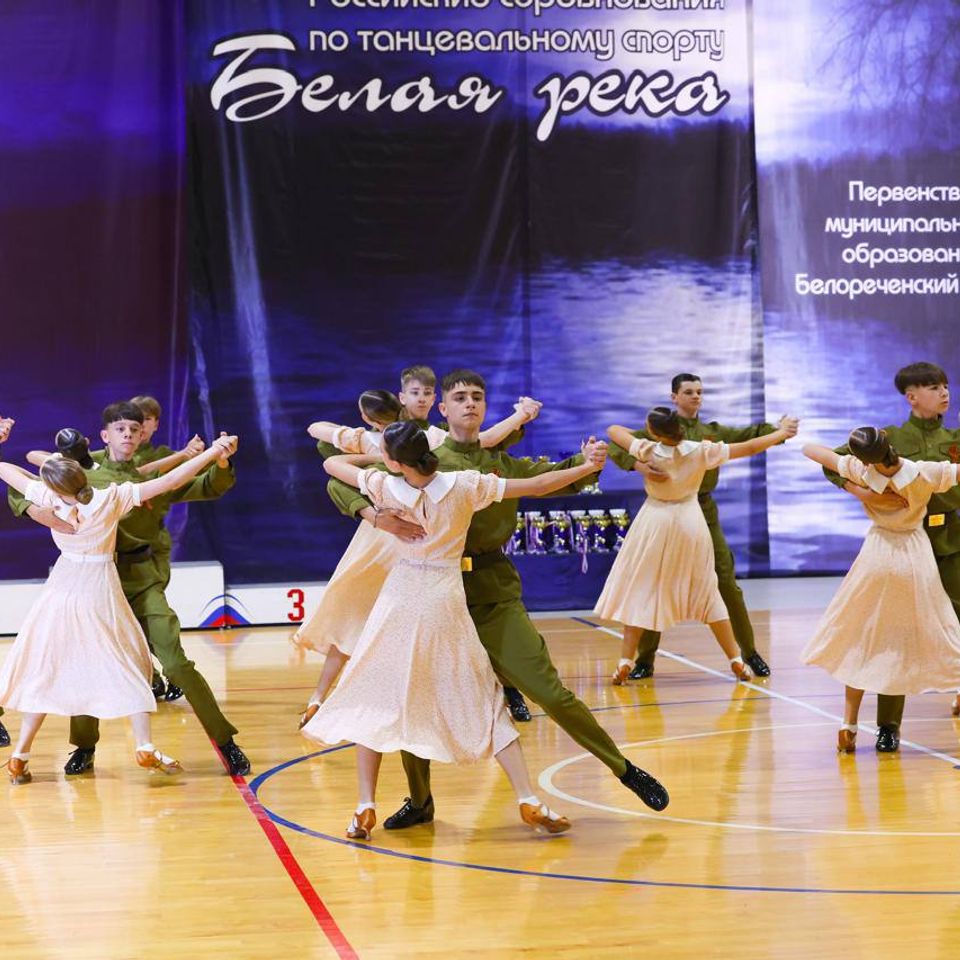 Коллективное выступление ансамбля бальных танцев