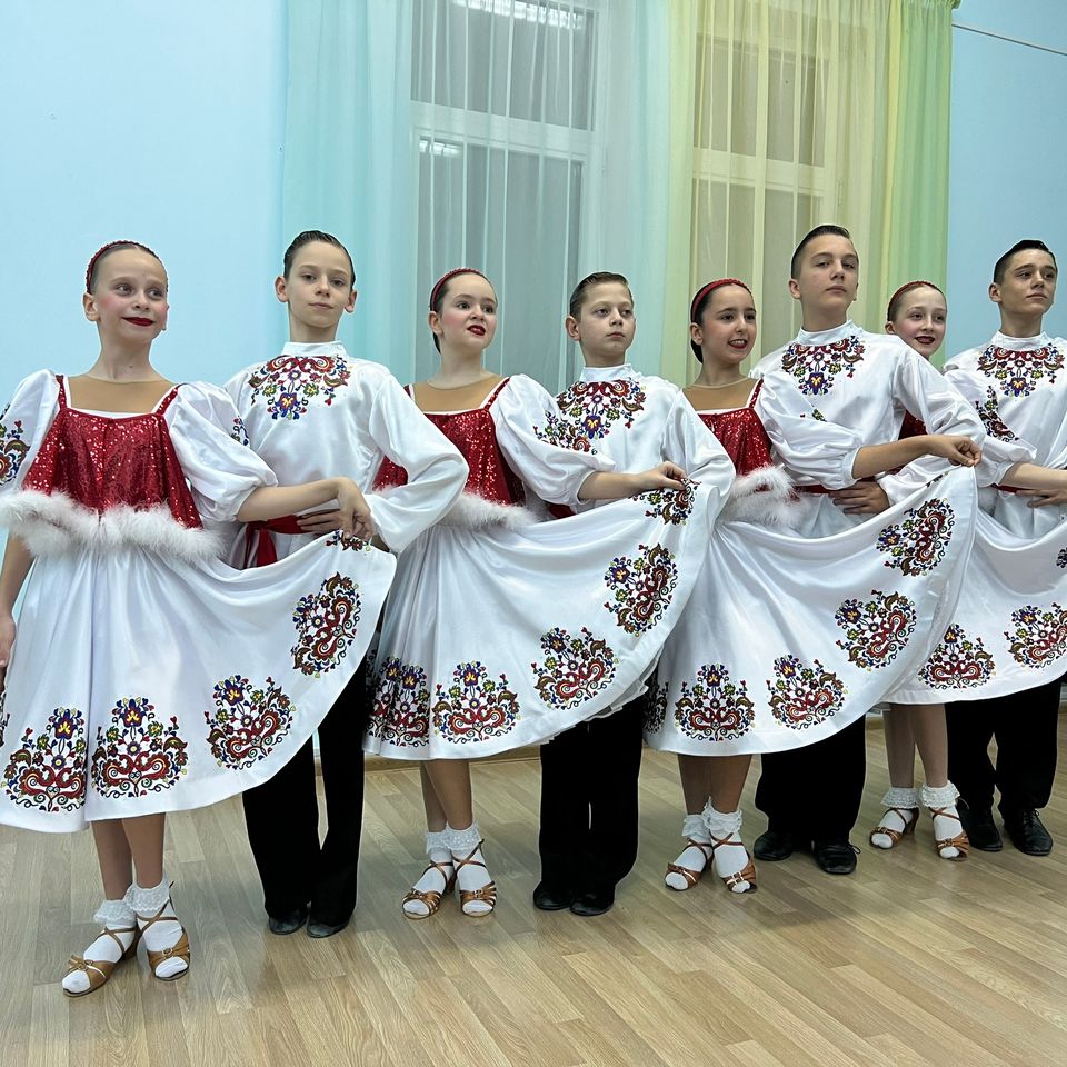 Выступление коллектива «Радуга» в народных костюмах