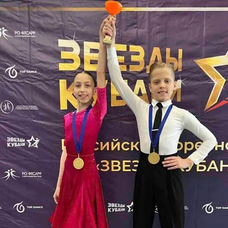 Юные танцоры клуба «Радуга» с медалями соревнований
