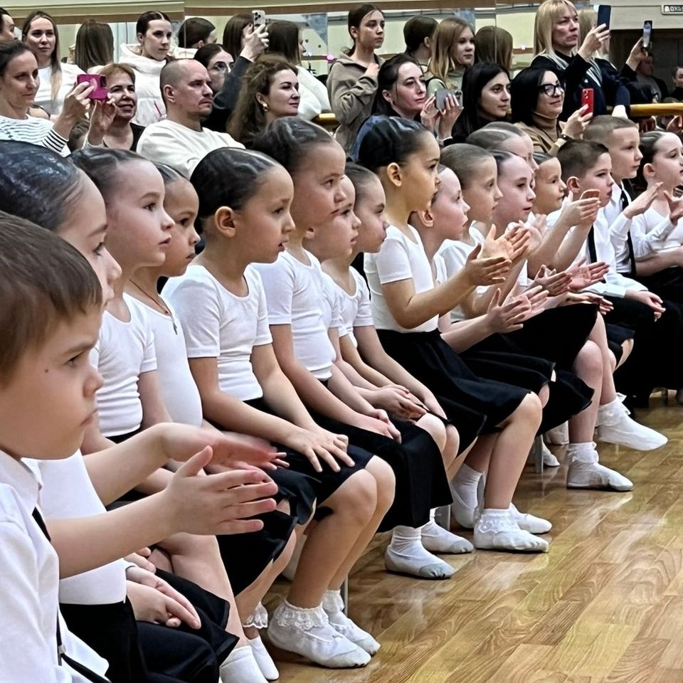 Отработка техники в танцевальном зале клуба «Радуга»